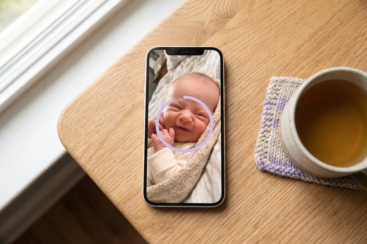 Masada, yükleme halkasıyla birlikte yenidoğan fotoğrafı gösteren telefon